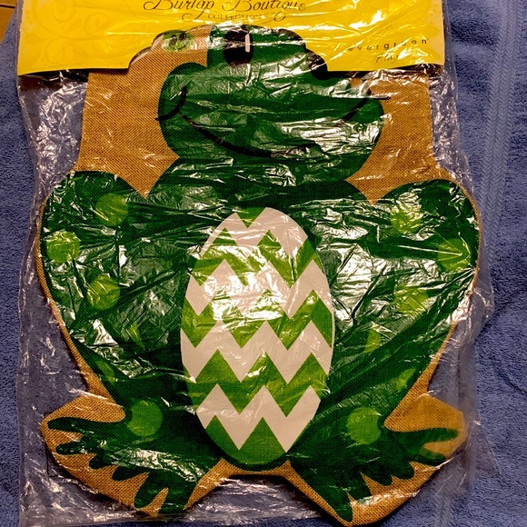 NWT Burlap Green Frog Flag - Picture 1 of 4